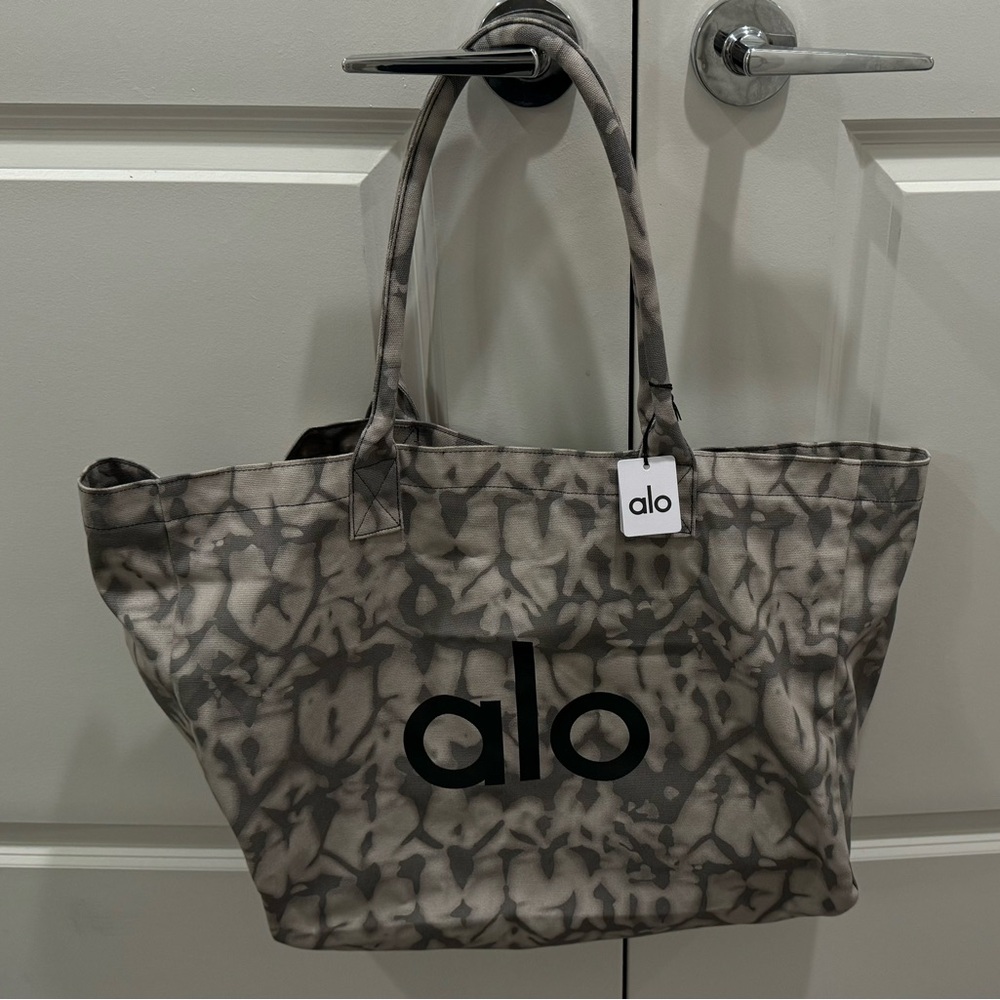 Alo Yoga Iconic Shopper Tote New with tags